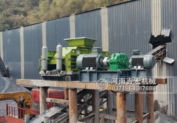 采石場想在同行里站穩(wěn)腳？液壓對輥制砂機讓砂質(zhì)、產(chǎn)量雙在線,底氣就是足!